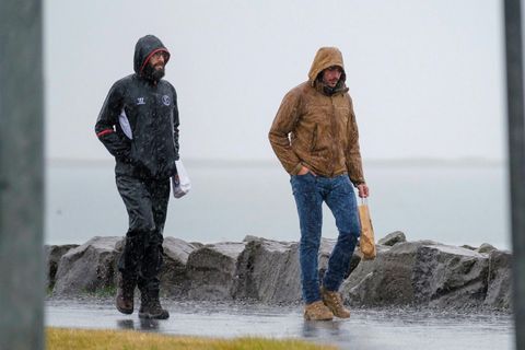 Búast má við einhverri úrkomu eða skúrum í öllum landshlutum á sunnudaginn.