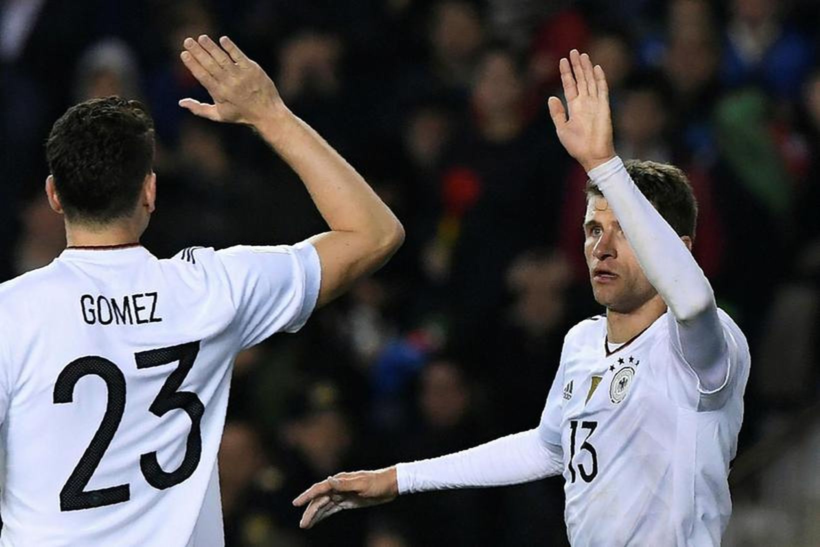 Mario Gomez og Thomas Müller fagna í gær.