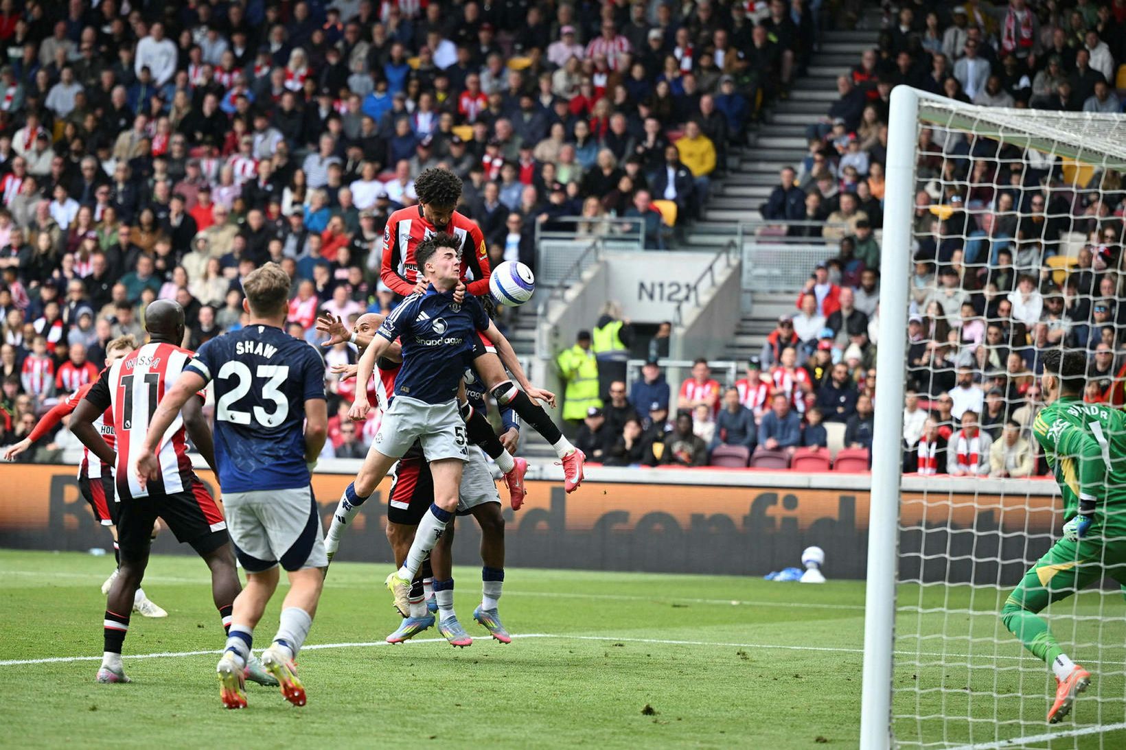 Kevin Schade kemur Brentford í 2:1.