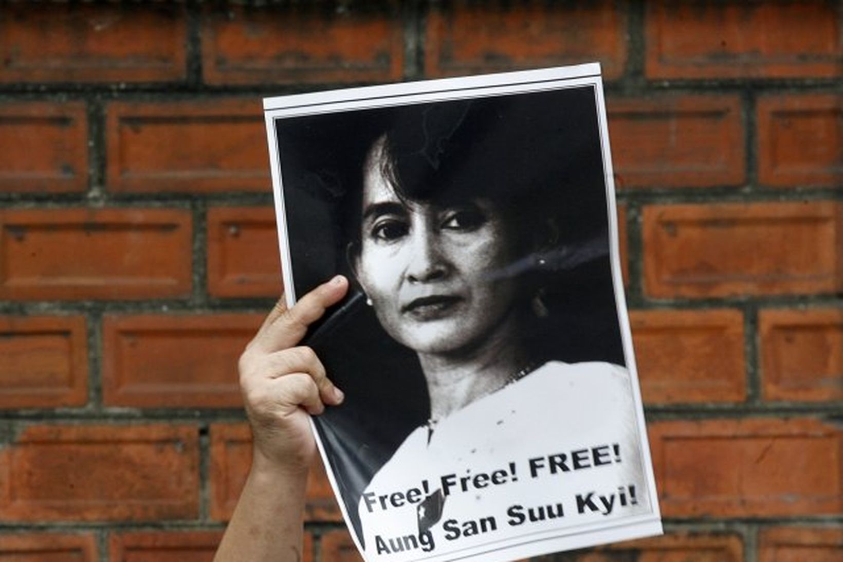 Aung San Suu Kyi hefur setið í stofufangelsi í sex …