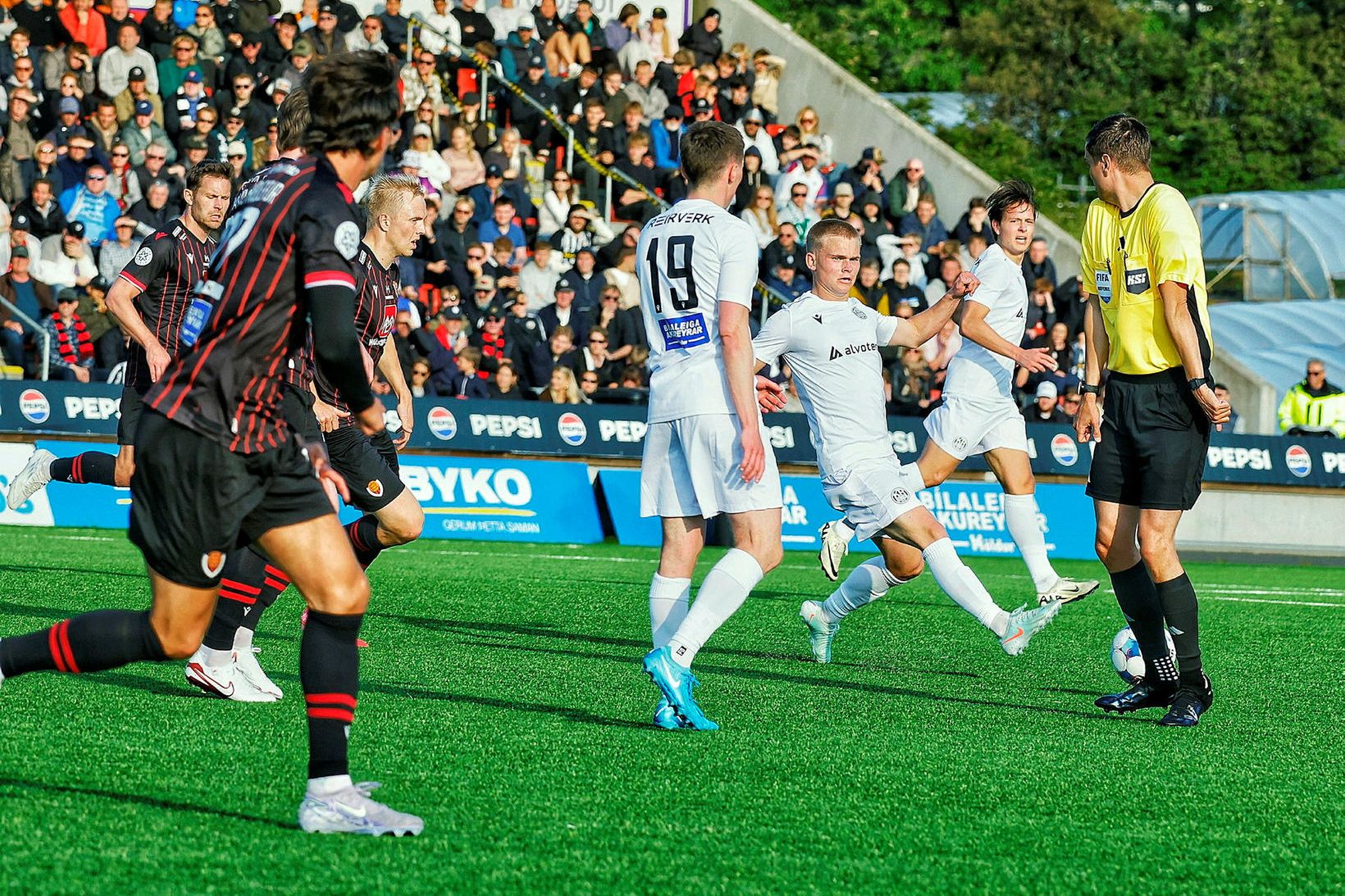 Jóhannes Kristinn Bjarnason með boltann. Karl Friðleifur Gunnarsson er lengst …
