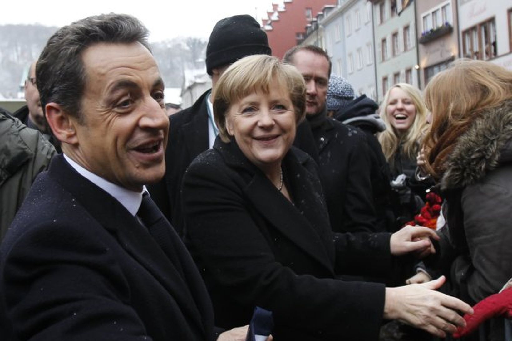 Nicolas Sarkozy og Angela Merkel heilsa upp á borgarbúa í …