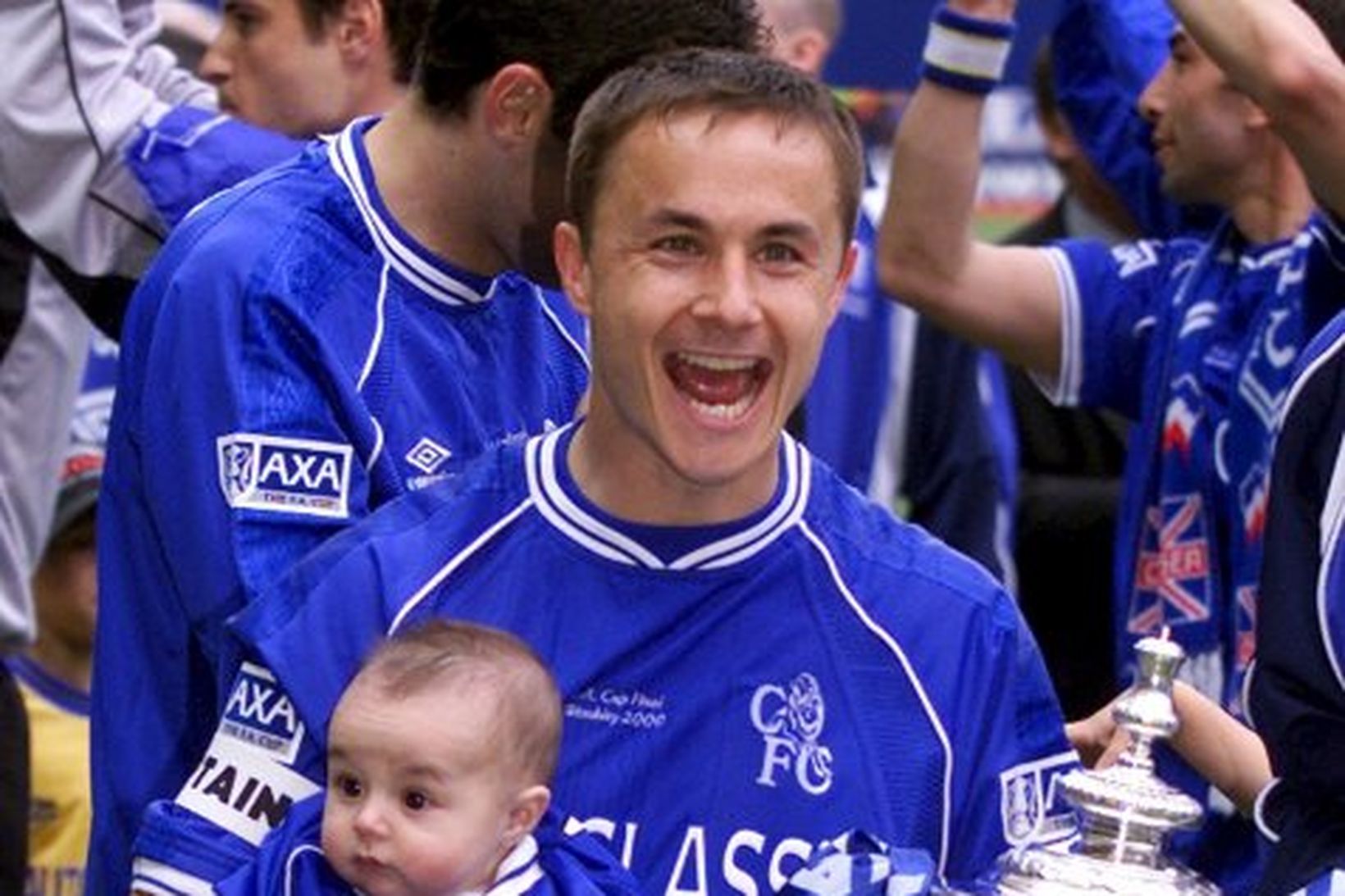 Dennis Wise fagnar bikarsigri Chelsea árið 2000 með syni sínum.