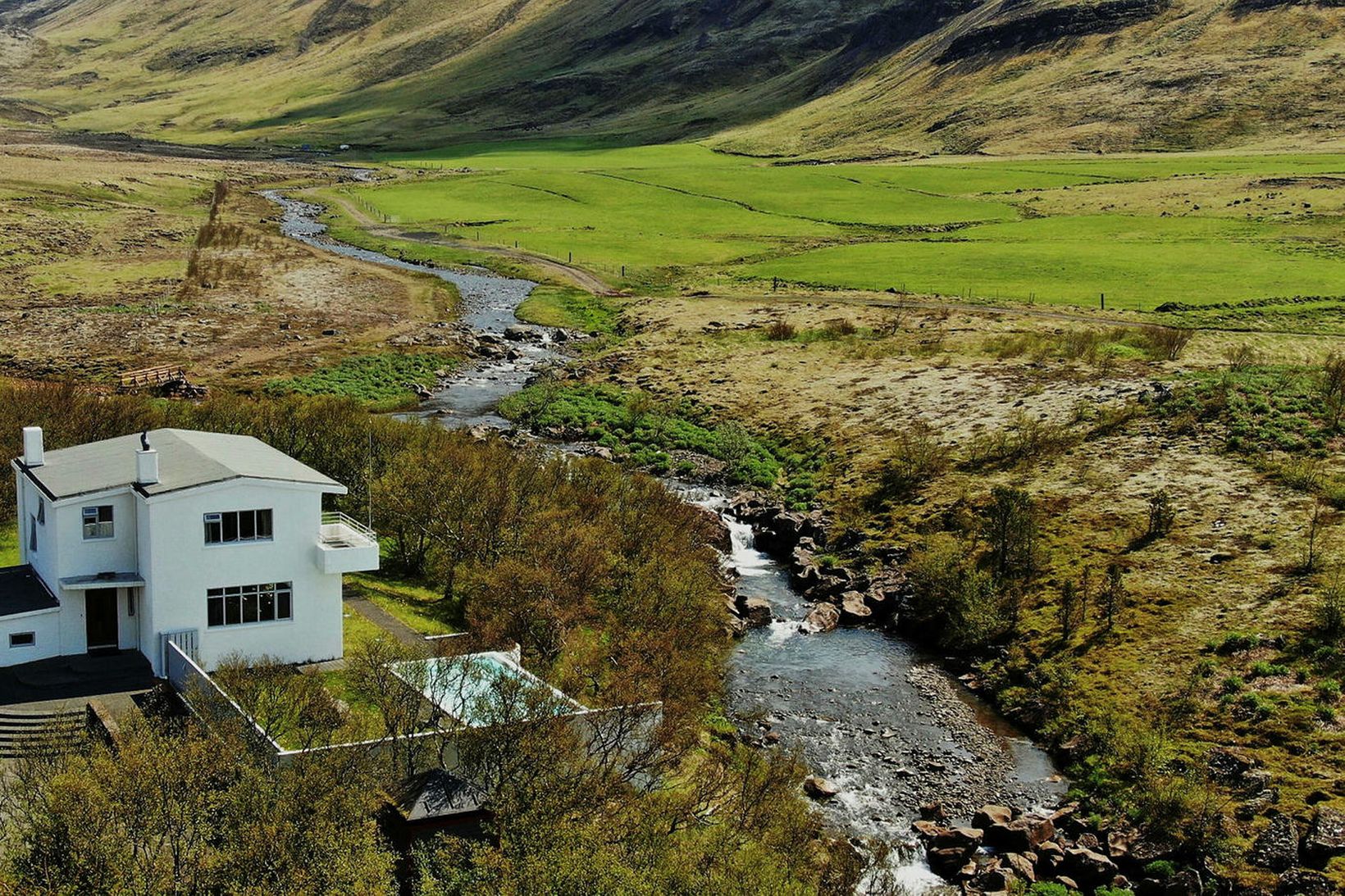 Frá Gljúfrasteini, húsi skáldsins.