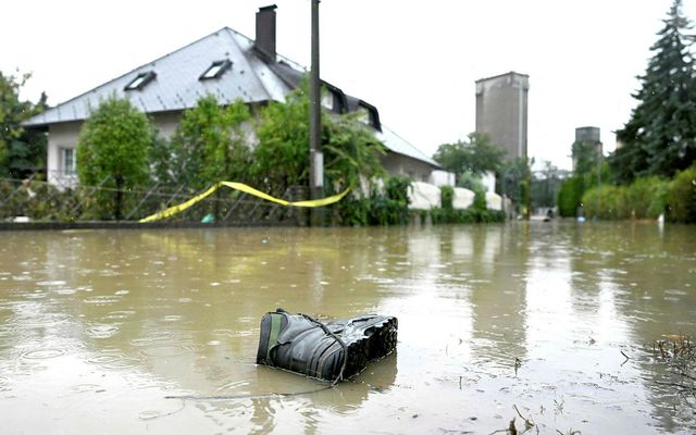 Stígvél flýtur um flóðasvæði í Atzenbrugg im Tullnerfeld í Austurríki í dag. Minnst ellefu manns …