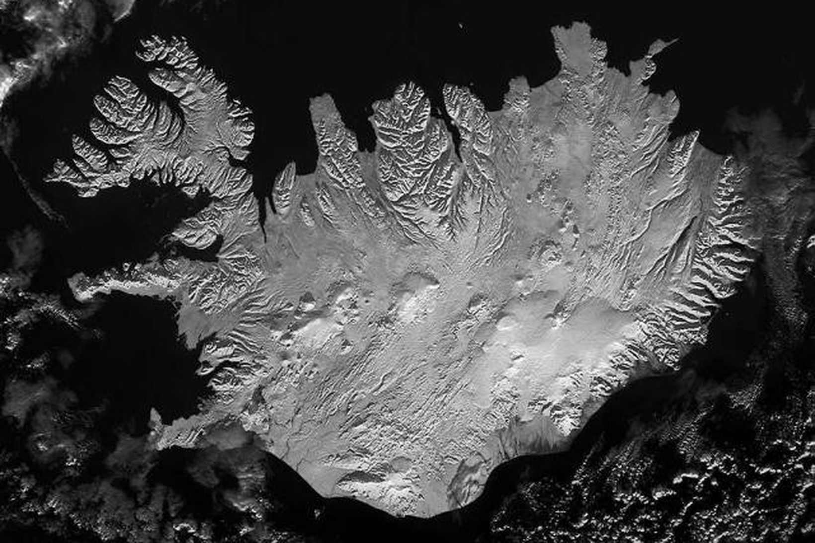 Á þessari gervitunglamynd sést hvernig snjór er yfir öllu landinu.