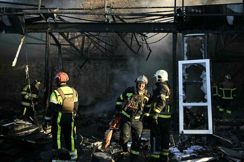 Slökkviliðsmenn að störfum við byggingu sem eyðilagðist í drónaárás Rússa á Kænugarð í síðustu viku.