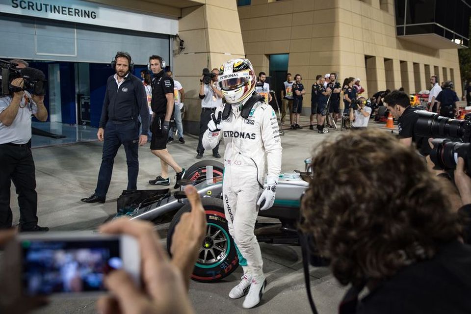 Lewis Hamilton fagnar ráspólnum í Barein.