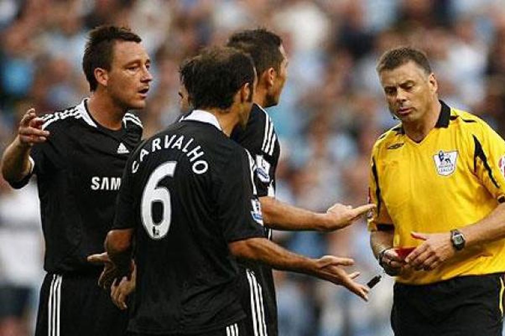 Mark Halsey dómari rekur John Terry, til vinstri, af velli.