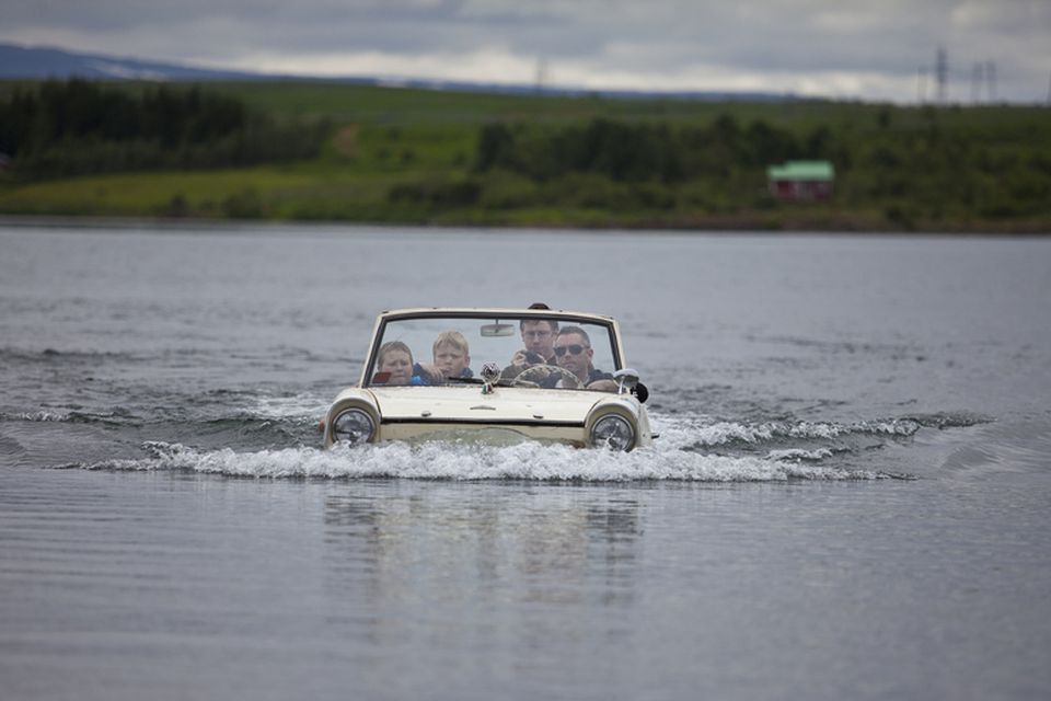 Amphicar 1963 nær allt að sjö mílna hraða í vatni og sjötíu mílum á landi. …