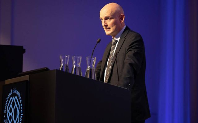 Eyjólfur Ármannsson innviðaráðherra segir að bílaumferð á þjóðvegum landsins hafi nær tvöfaldast undanfarin tíu ár.