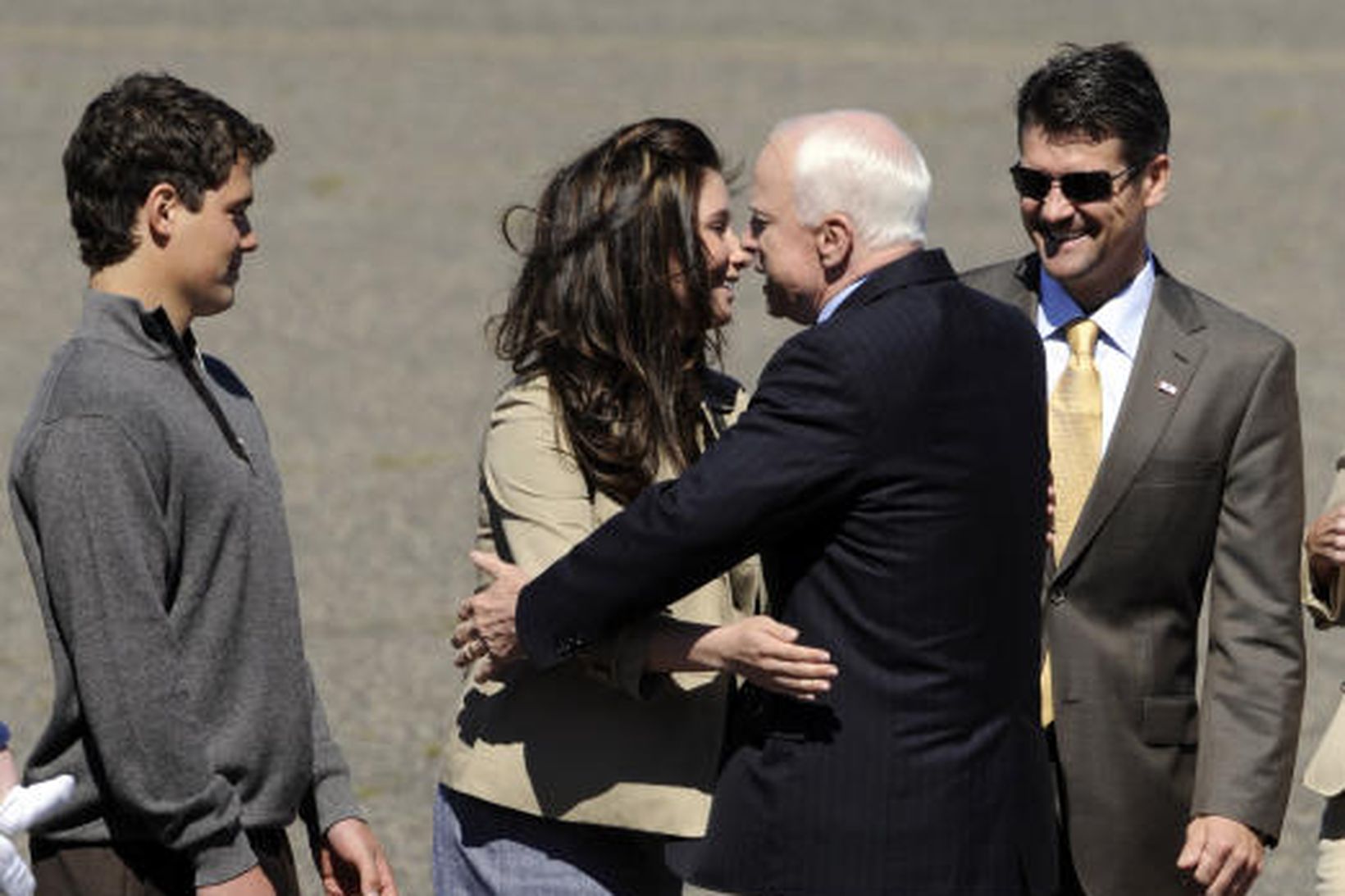 McCain kyssti dóttur Palins er hann kom til St.Paul í …