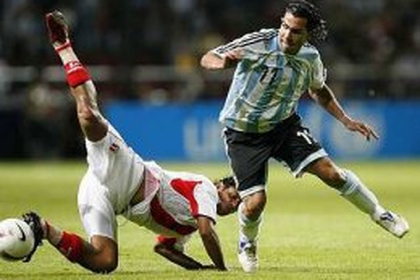 Carlos Tévez á fullri ferð með Argentínu gegn Perú í …