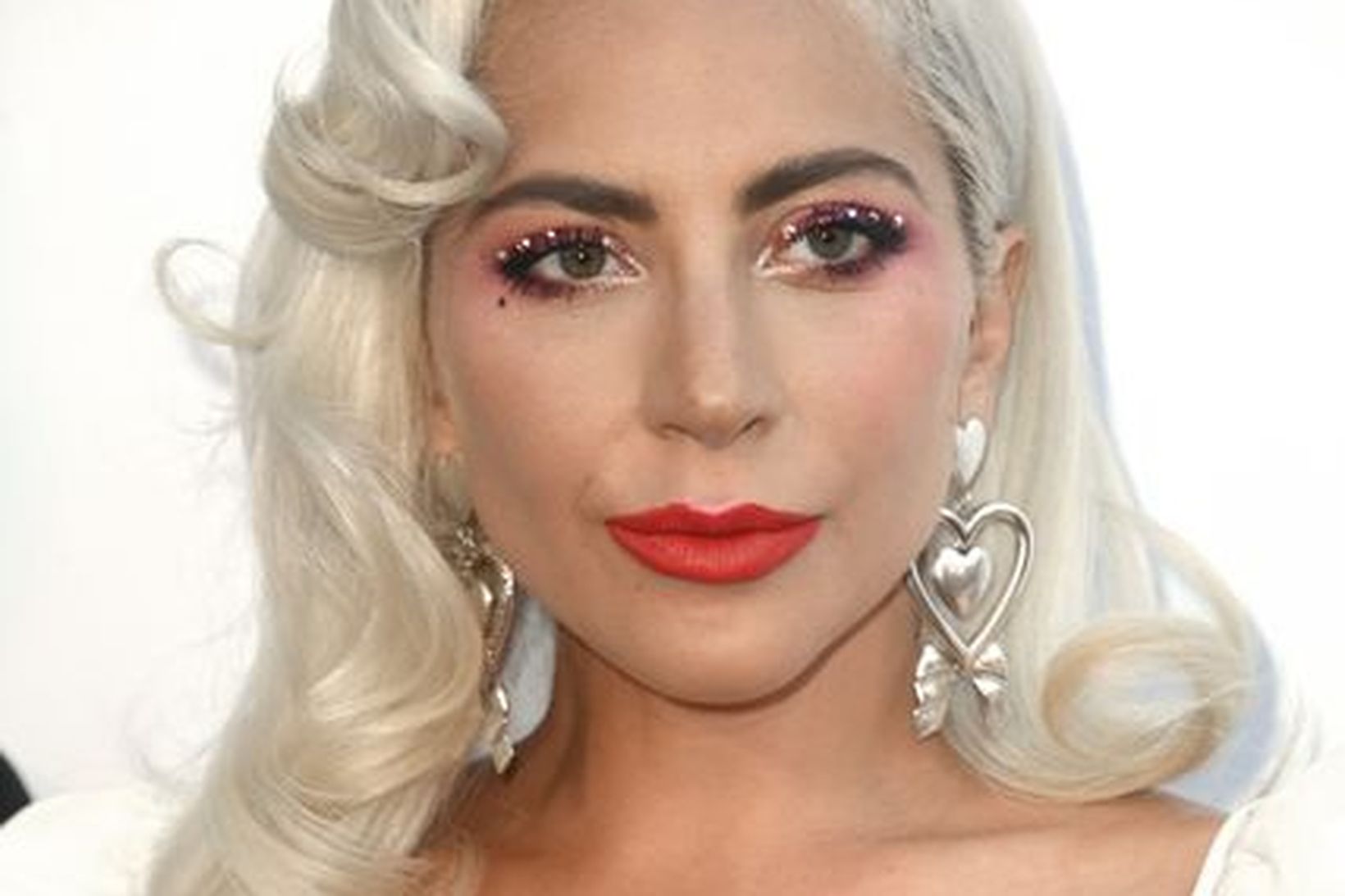 Lady Gaga flaug fram af sviðinu í örmum aðdáanda.