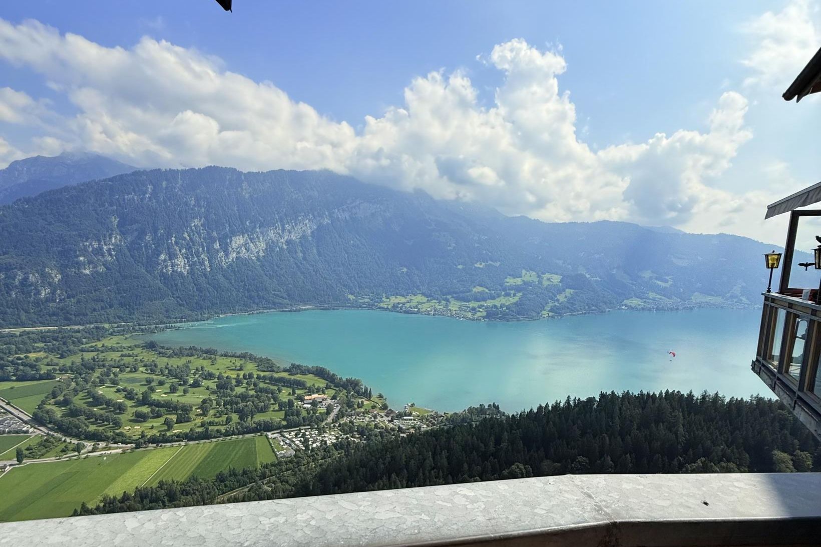 Bjarni og Gústi snæddu hádegismat með útsýni yfir bæinn Interlaken …