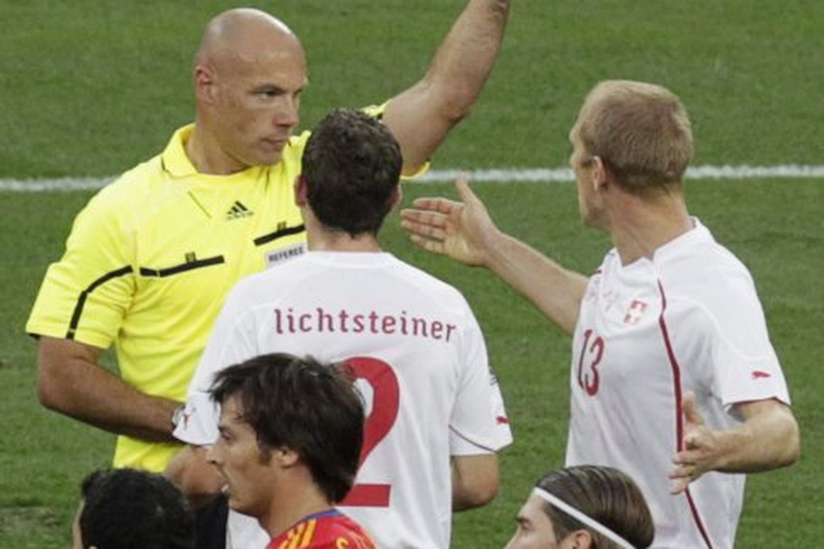 Howard Webb að störfum í leik Spánverja og Svisslendinga á …