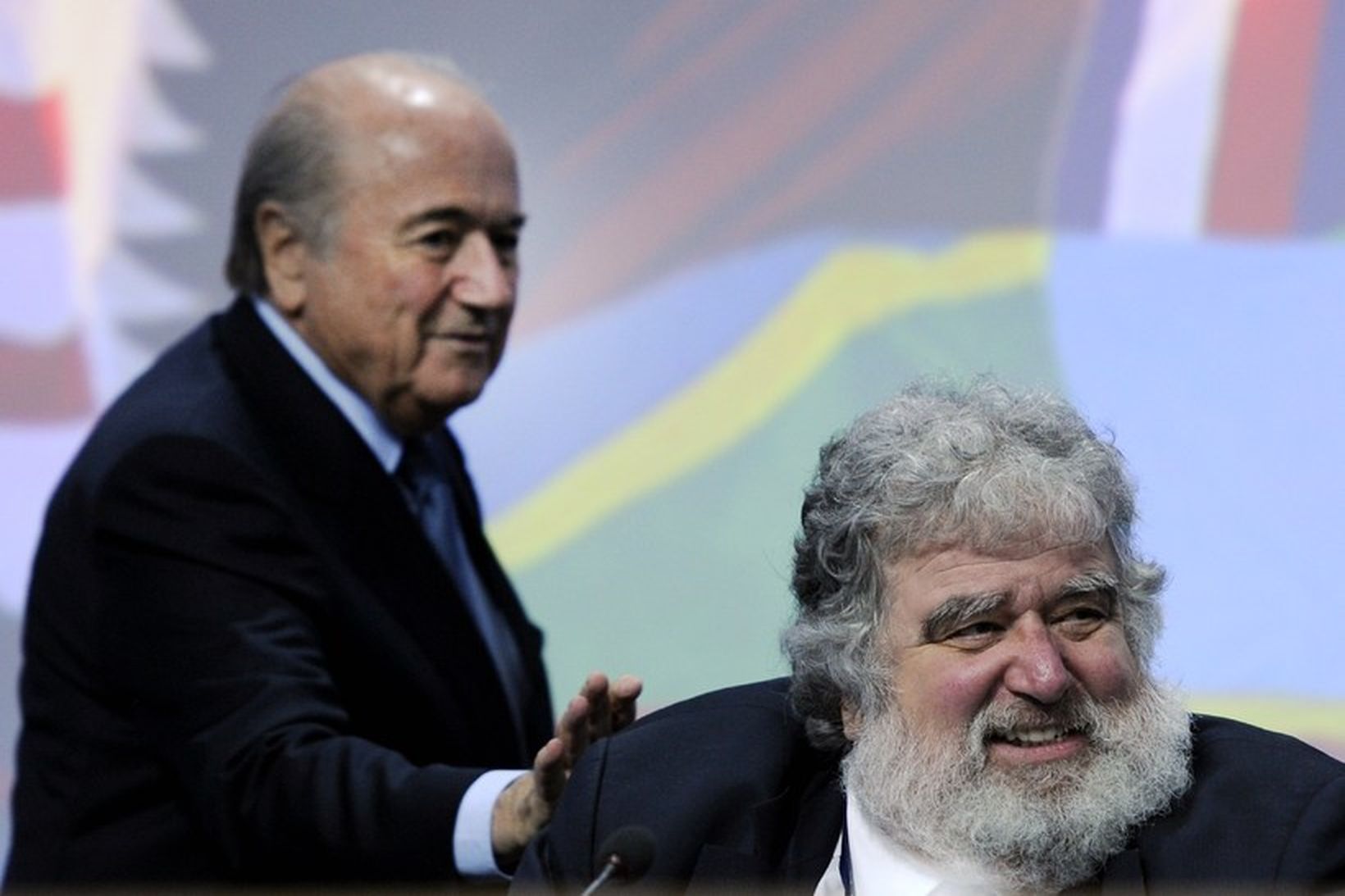 Sepp Blatter klappar á öxlina á Chuck Blazer á fundi …