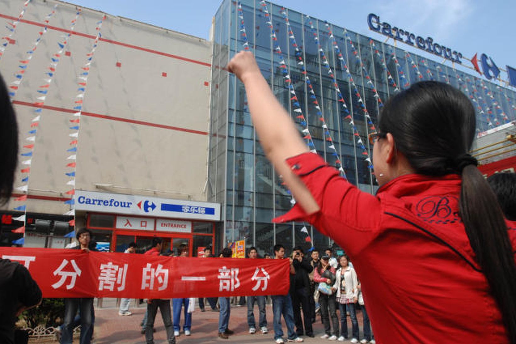 Kínversk ungmenni mótmæla utan við stórmarkað Carrefour í borginni Qingdao.