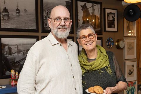 Guðjón Sigmundsson og konan hans, Magnea Sigríður Guttormsdóttir, reka Hernámssetrið að Hlöðum í Hvalfirði og …