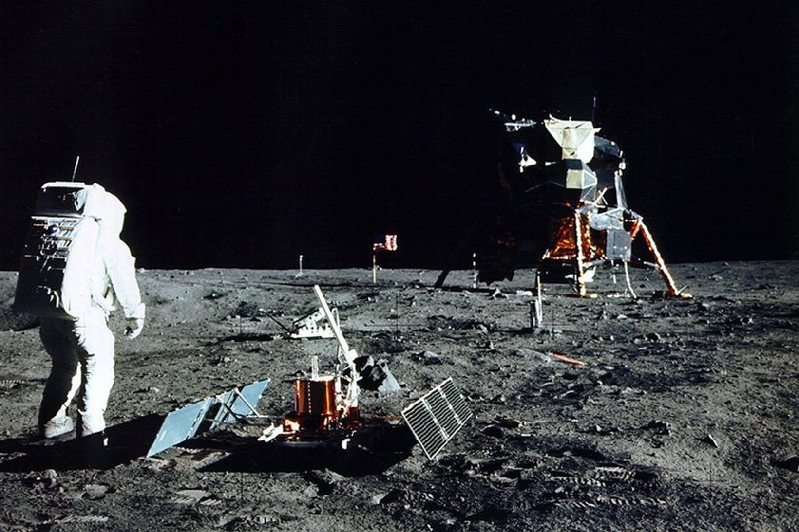 Buzz Aldrin að störfum á tunglinu í júlí 1969 þegar …