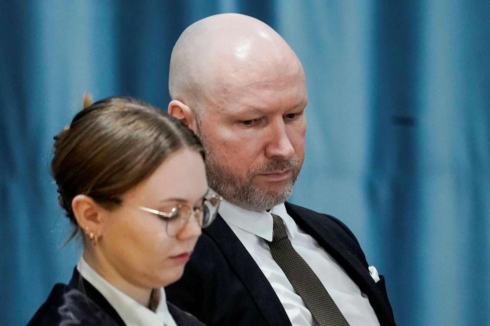 Breivik ásamt lögmanninum Marte Lindholm í dómsal í morgun.