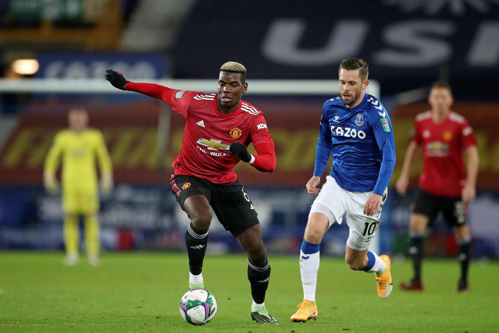 Gylfi Þór Sigurðsosn í baráttunni við Paul Pogba í leiknum.