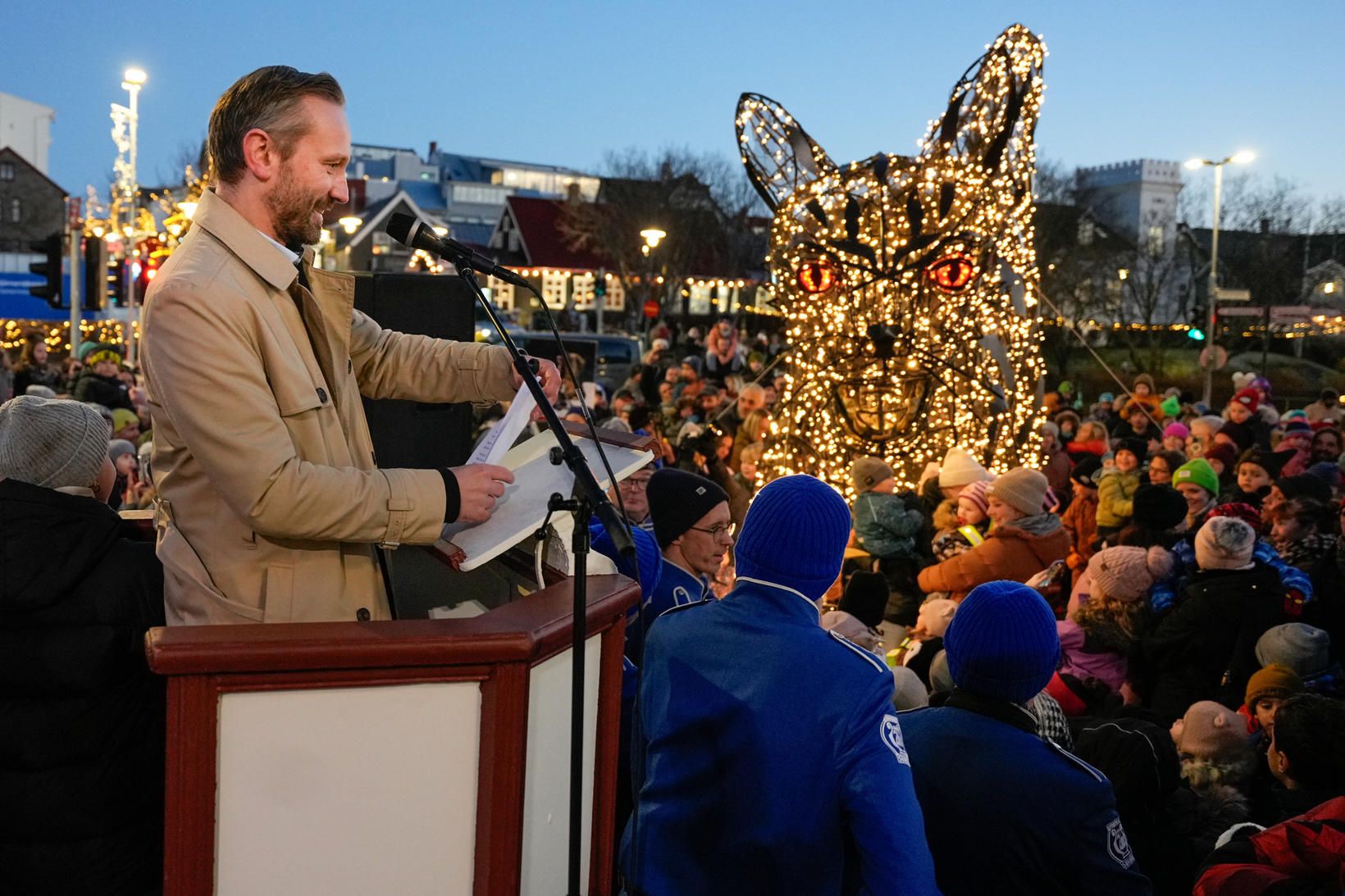 Einar Þorsteinsson, borgarstjóri Reykjavíkur, sótti uppljómunina og hélt tölu fyrir …