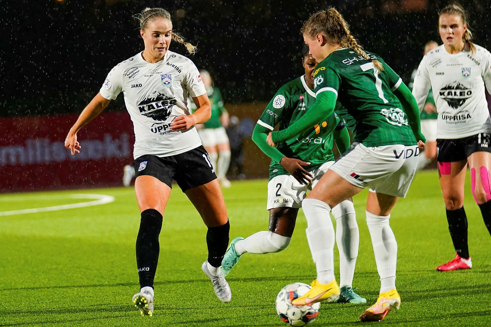 Hildur Karítas Gunnarsdóttir í baráttunni við Öglu Maríu Albertsdóttur í …