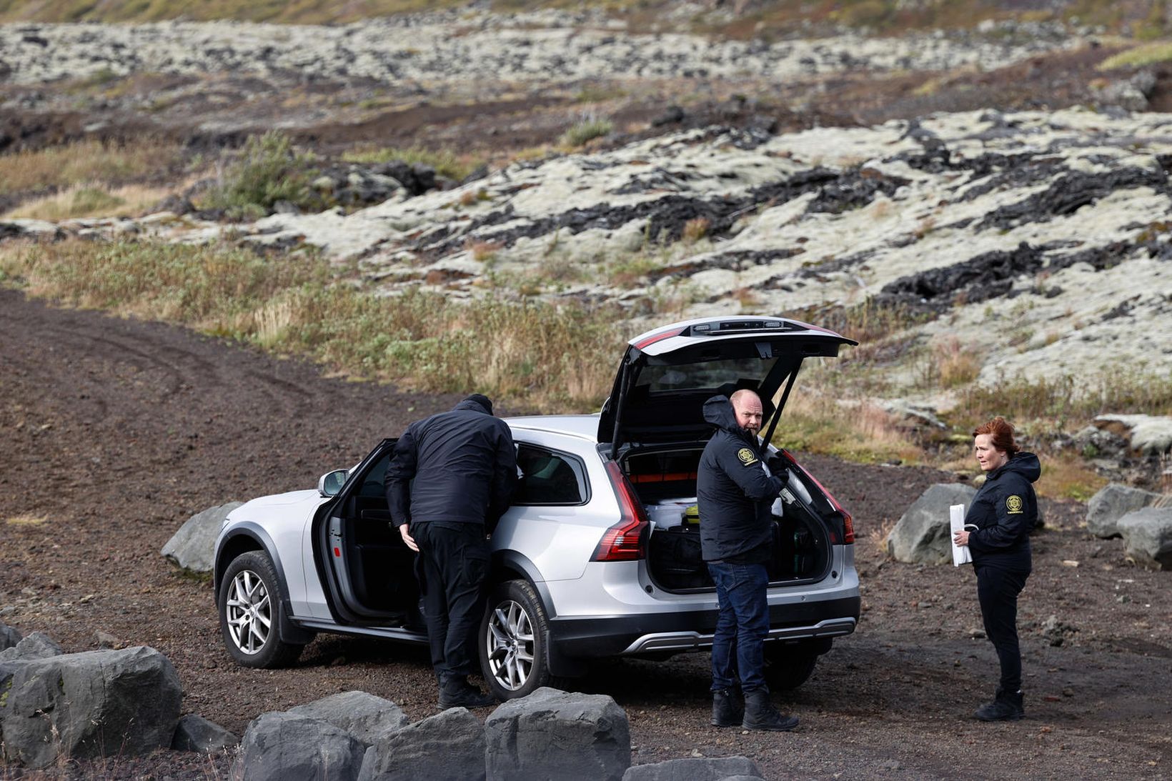 Lögreglubifreið á vettvangi nærri Vatnsskarði á Sveifluhálsi, norðan Kleifarvatns.