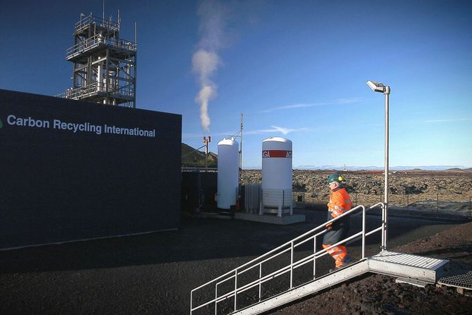 Verksmiðja Carbon Recycling International er við jarðvarmaverið í Svartsengi.