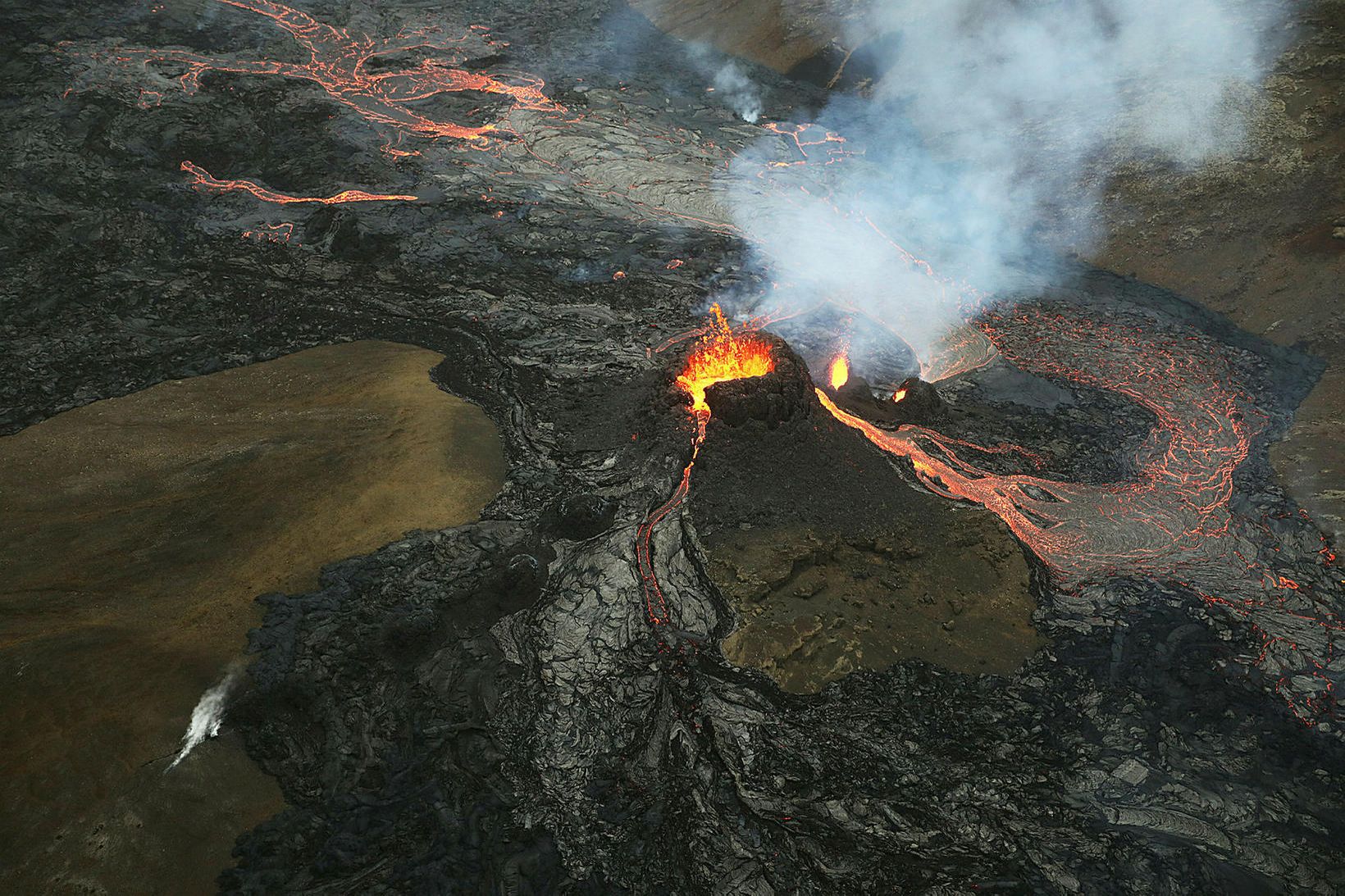 Horft úr þyrlu yfir gosið í Geldingadal.