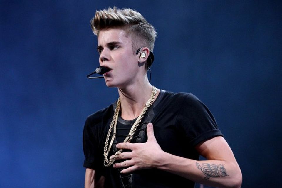 Bieber syngur á jólatónleikum í Los Angeles.