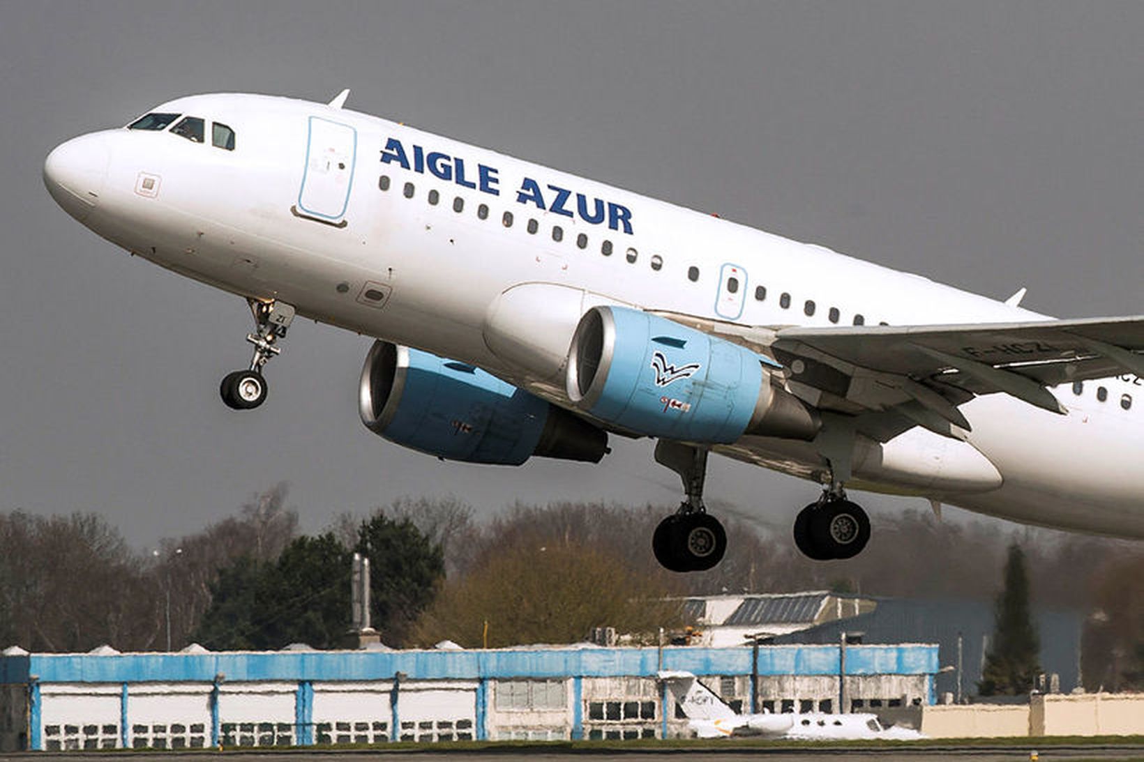 Airbus A318 þota Aigle Azur.