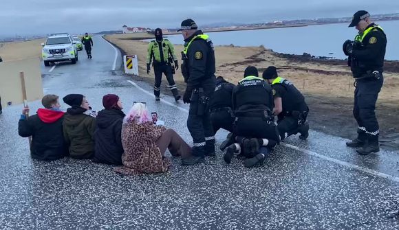 Myndskeið: Mótmælandi handtekinn