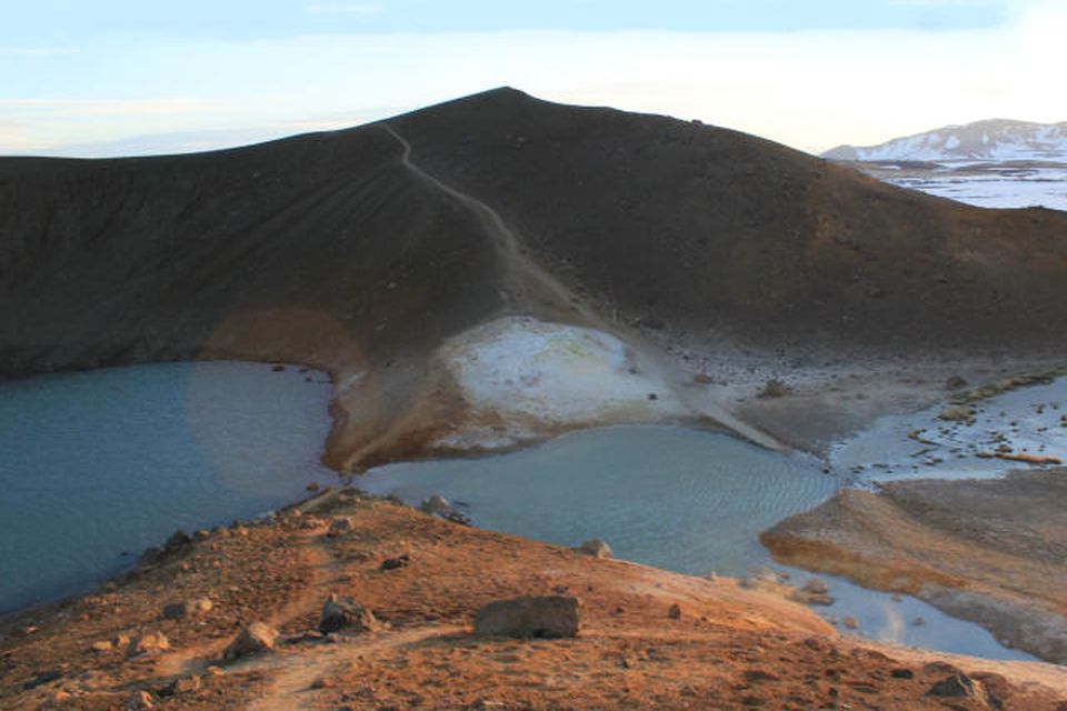 Göngustígar í kringum Víti eru mjög hálir og viðsjárverðir. Hætta er á að fólk gangi …