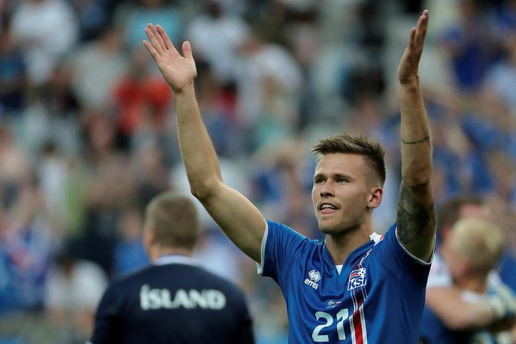 Arnór Ingvi Traustason fagnar í leikslok á Stade de France.