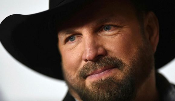 Garth Brooks sakaður um nauðgun 