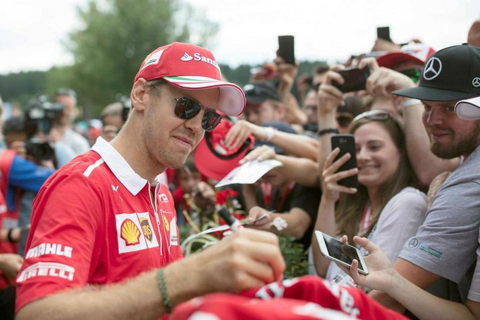 Sebastian Vettel sinnti unnendum formúlunnar fyrir morgunæfinguna í Spielberg.