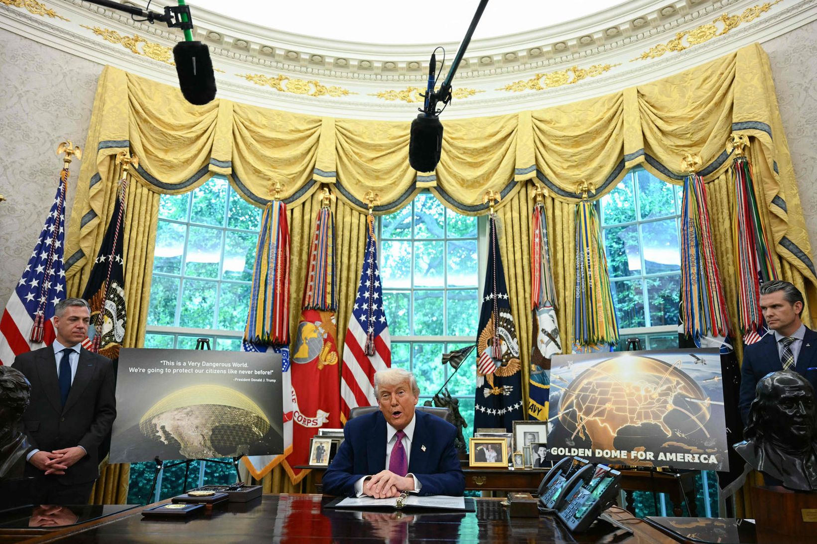 Trump á blaðamannafundi í gærkvöldi.