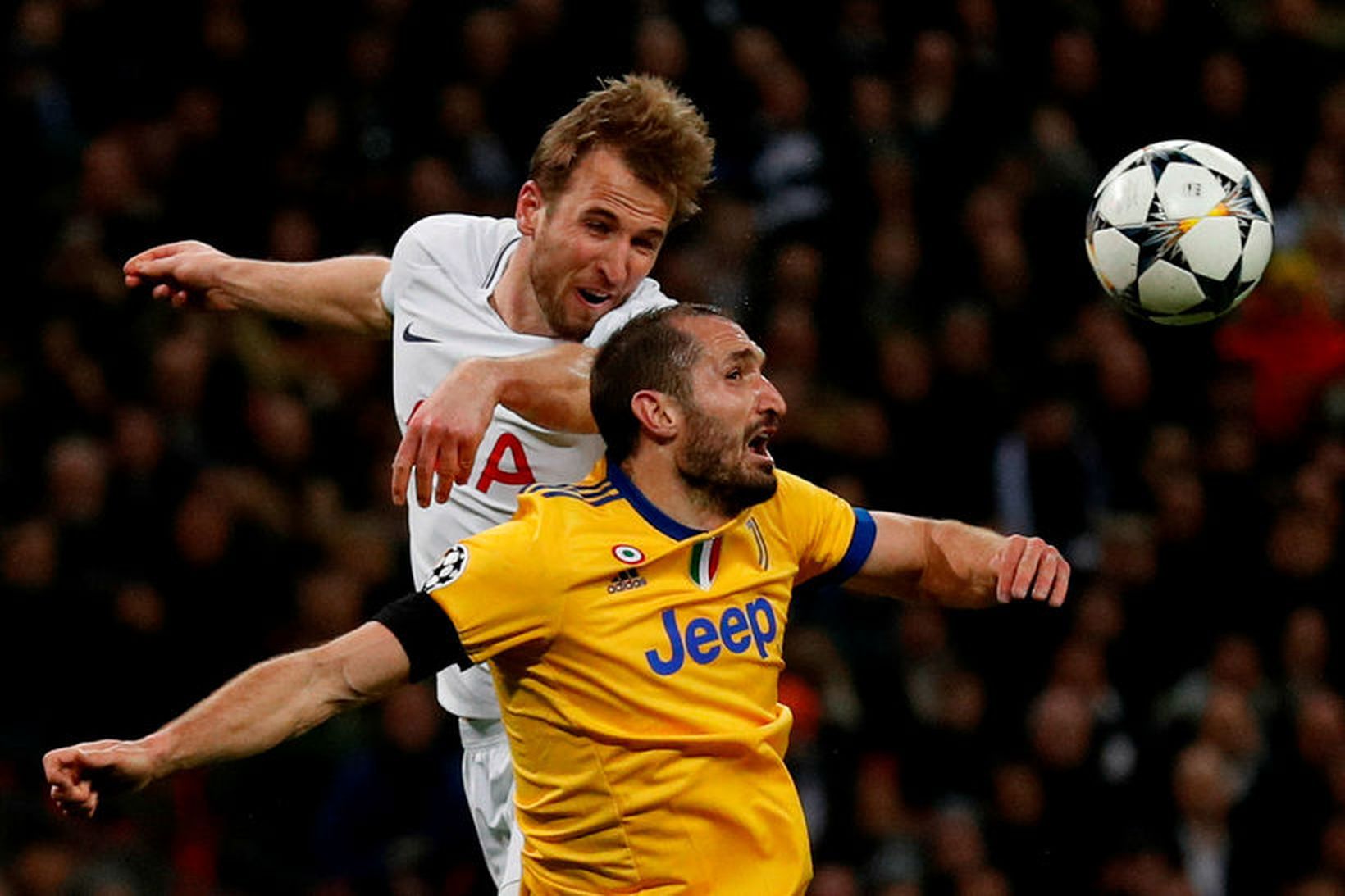 Giorgio Chiellini í baráttu við Harry Kane.