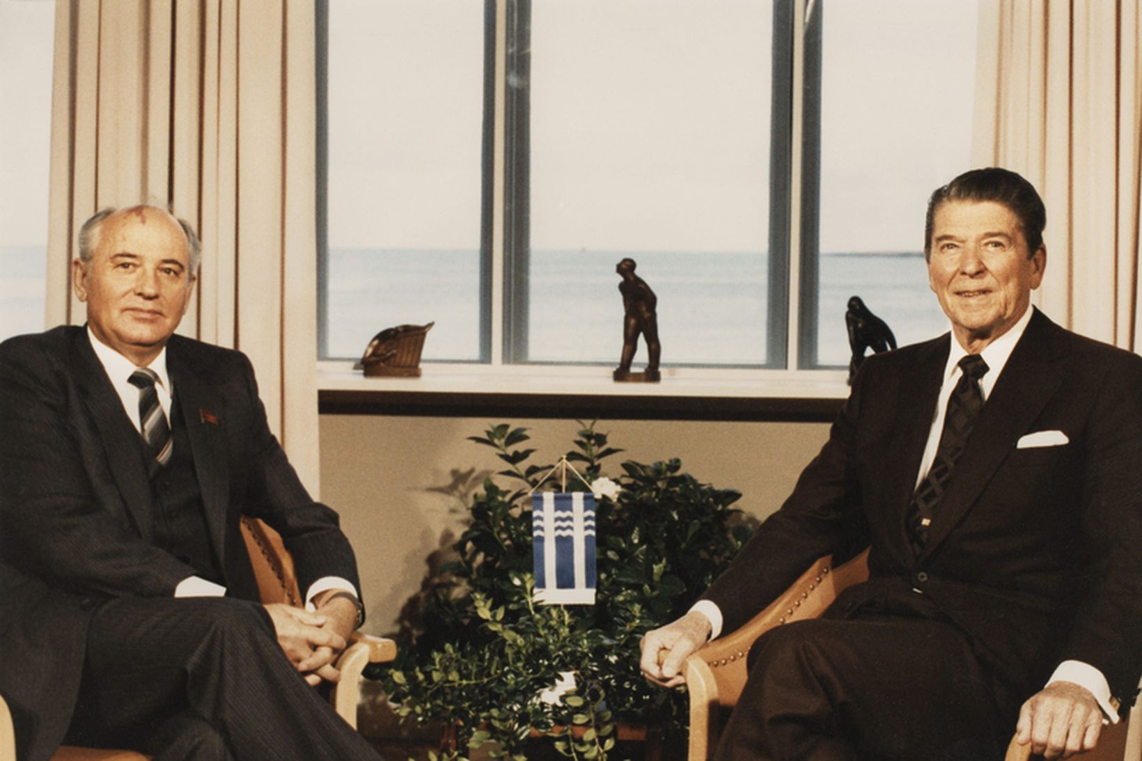 Mikaíl Gorbachev, leiðtogi Sovétríkjanna, og Ronald Reagan, forseti Bandaríkjanna, á …