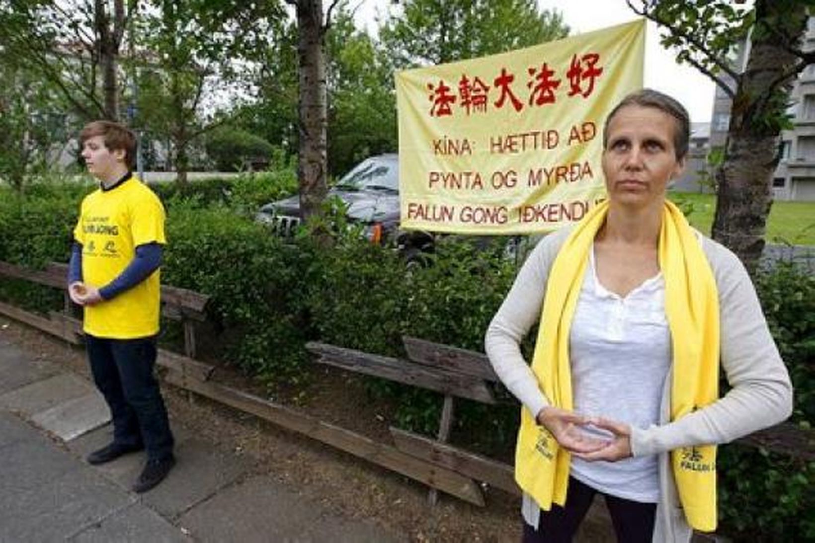 Falun Gong iðkendur við kínverska sendiráðið í dag.