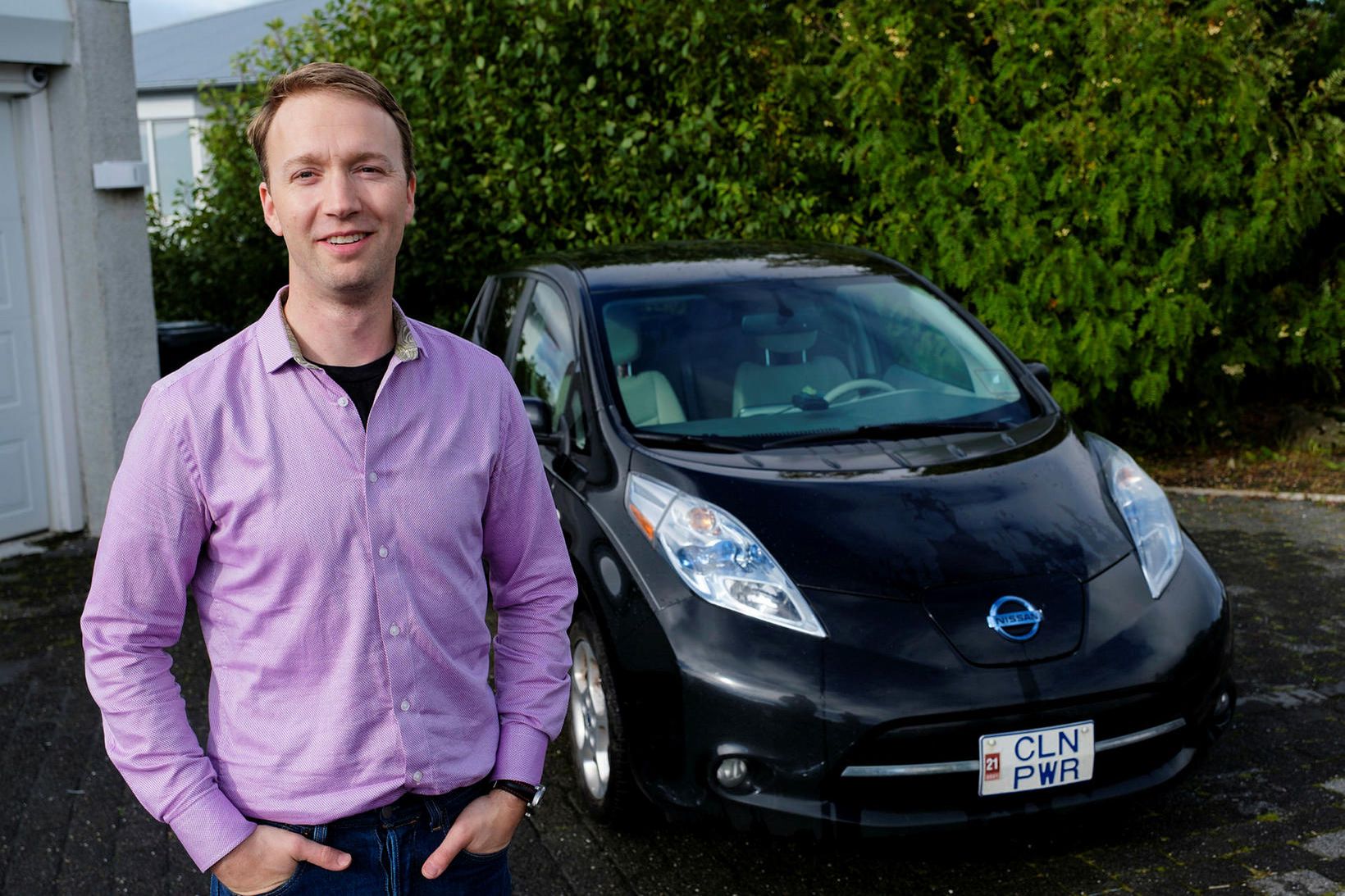 Tómas Kristjánsson við Nissan Leaf rafbíl sinn.