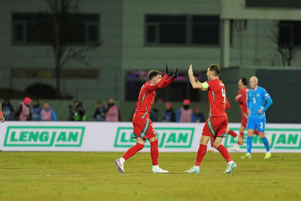 Neco Williams og Ben Davies fagna öðru marki Wales.