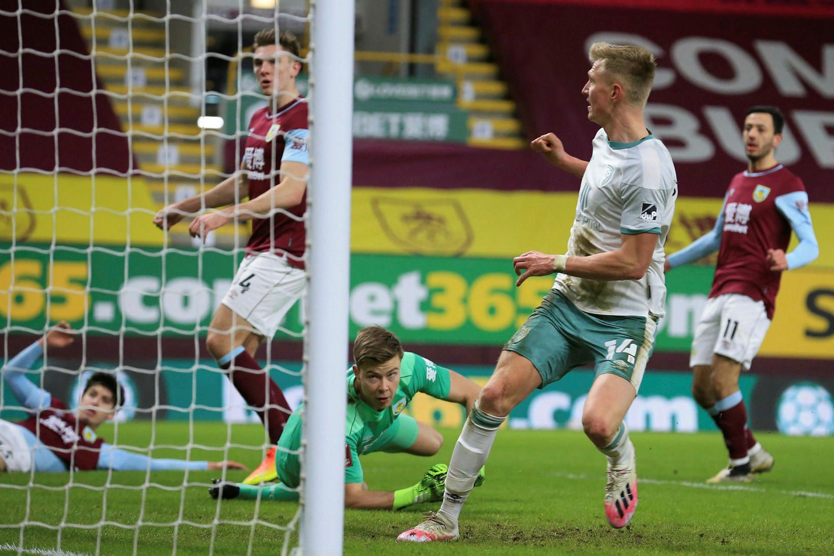 Sam Surridge skorar fyrra mark Bournemouth í leiknum í kvöld.