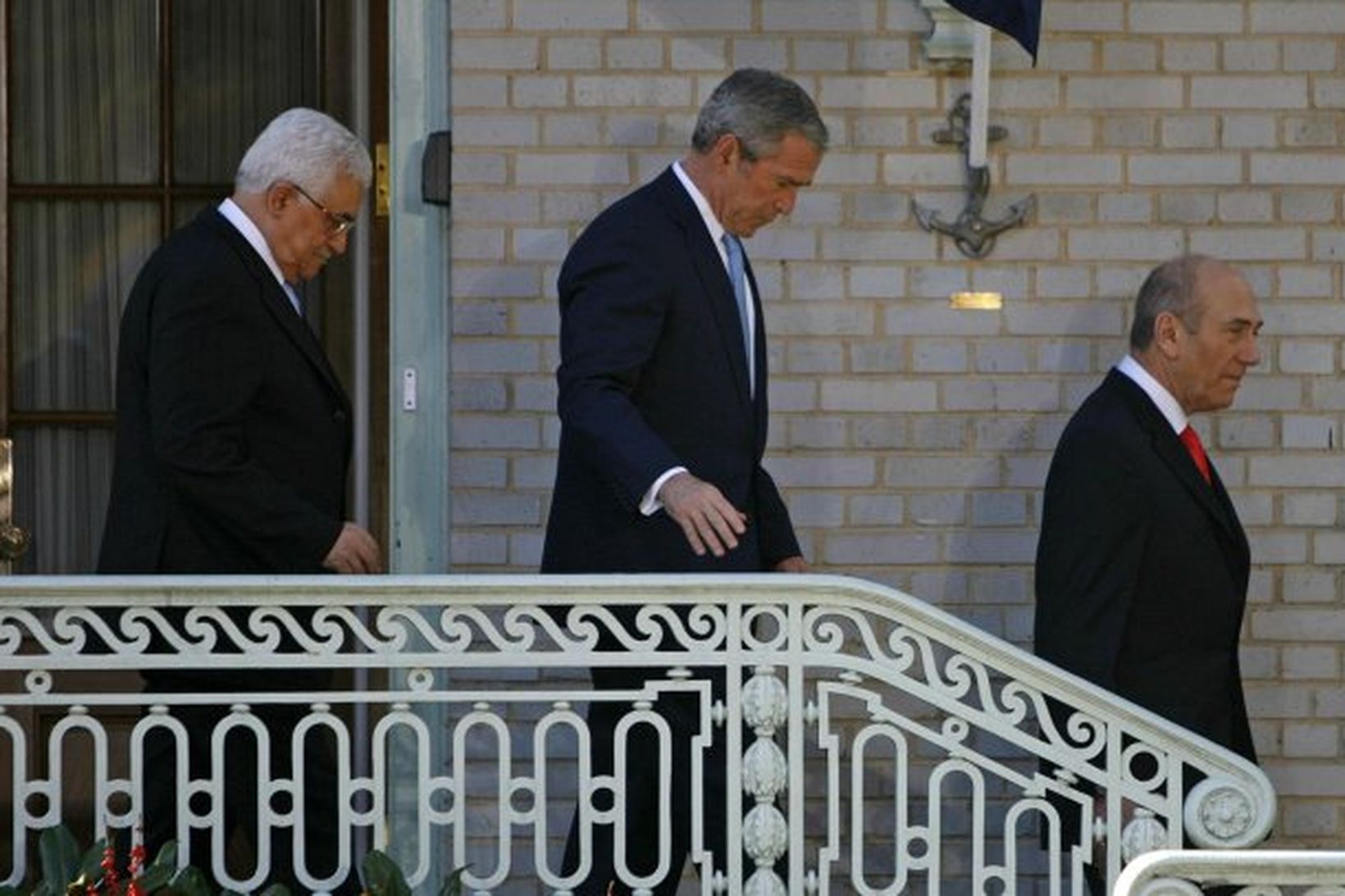 Mahmud Abbas, George W. Bush og Ehud Olmert ganga í …