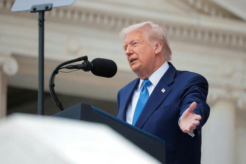 Donald Trump varar Pútín við í Truth Social-færslu.