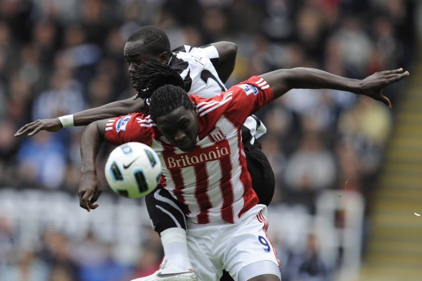 Cheik Tiote í baráttu við Kenwyne Jones framherja Stoke.