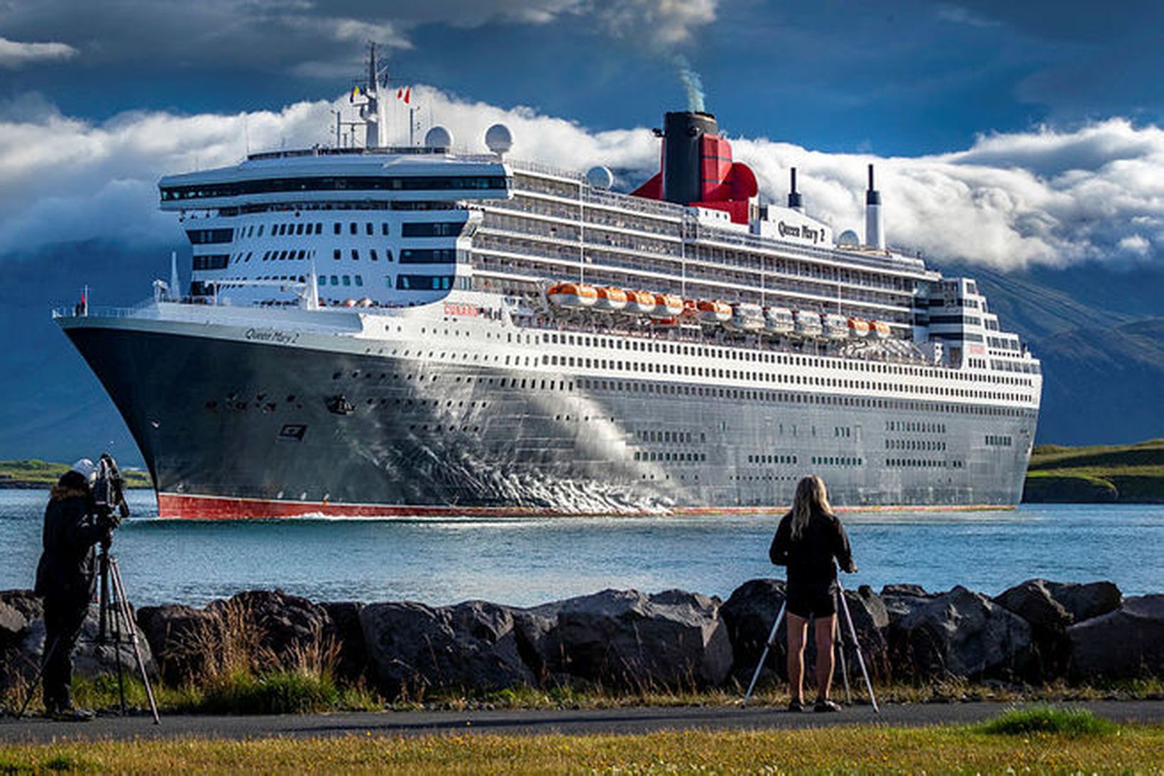 Skémmtiferðarskipið Queen Mary 2 í Reykjavík í gær.