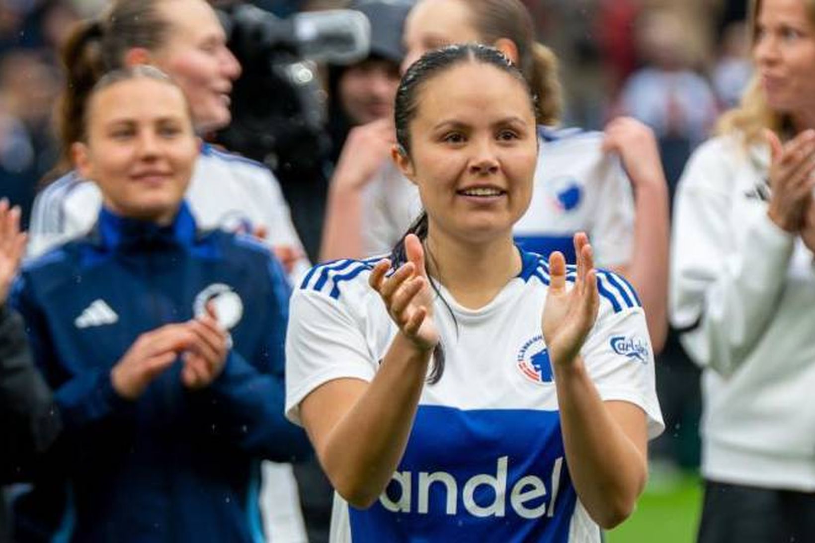 Sunneva Hrönn Sigurvinsdóttir fagnar með 18.000 stuðningsmönnum FCK um helgina.